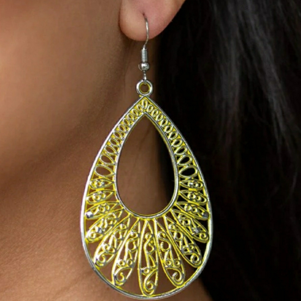 Elegant Gold Filigree Teardrop Earrings